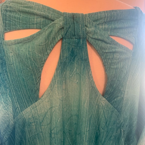 Avenue plus size 18/20 gorgeous teal top with opening in back - Picture 9 of 9